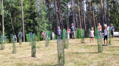 Teilnehmer Baumpflanzaktion (Bild: Christian Liebl)