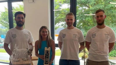 3 Athleten der Challenge Roht (Staffelteam) links Johannes Knoblach, daneben Michaela Reger, daneben Tobias Lehner und rechts Sebastian Knoblach Das Staffelteam bedankt sich für das Sponsoring bei der Firma Reger  (Bild: Verena Diermeier)