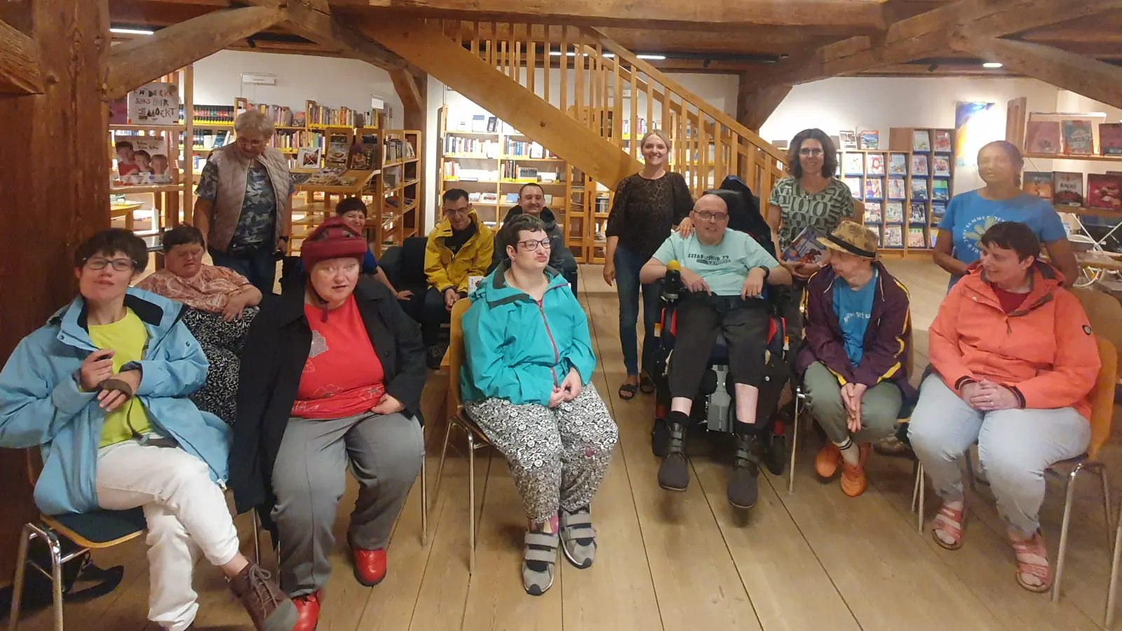 Die Bewohnerinnen und Bewohner vom Haus St. Gertrud in der Stadtbücherei Waldsassen (Bild: Romina Rauch)