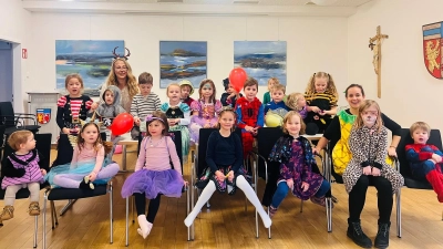 Alle Maschkerer der Faschingsvorlesestunde. (Bild: Sandra Ernst)