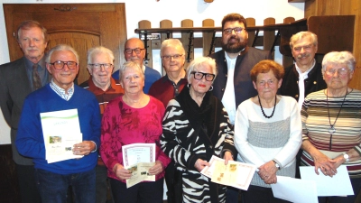 Für langjährige Mitgliedschaft und besondere Treue zur Siedlergemeinschaft Feuerhof bedankte sich Vorsitzender Klaus Frieser (li.) mit Bezirksvorsitzenden Reinhard Ott und Bürgermeister Stefan Frank (hi. v. re.). Es gab Urkunden und Präsente für 40, 45, 50, 55 du 65 Jahre Treue zu den Siedlern.  (Bild: Anton Fenk)