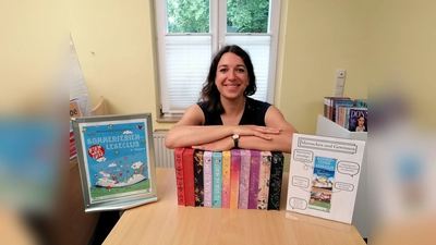 Büchereileiterin Christine Henrich (Bild) bei der Einarbeitung der BookTok-Bücher (Bild: Tatjana Ziegler)