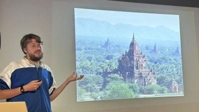 Christian Mädler gibt den Pagodenwald von Bagan zur Besichtigung frei (Bild: Veit Wagner)