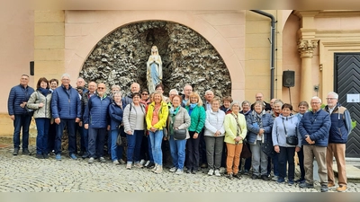 Die Seniorengruppe 60+ der Pfarrei Beidl startete zu einer „Fahrt ins Blaue”. Das bis zum Schluss geheim gehaltene Ziel war der älteste Marienwallfahrtsort Bayerns, die Päpstliche Basilika in Marienweiher. (Bild: Heidrun Weigl )