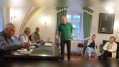 Einen gesellschaftlich unterhaltsamen Heimatabend erlebten die Zuhörer am Samstag im Alten Pflegschloss mit dem Waldverein, der Mitglieder des Arbeitskreises „Mundart“ aus Weiden eingeladen hatte. Fröhlich und unterhaltsam ging es zu. Von links: Helmut Erndt, Christa Haubner, Wolfgang Leo Bäumler, Patrick Bodensteiner und Markus Staschewski. (Bild: Fred Lehner)