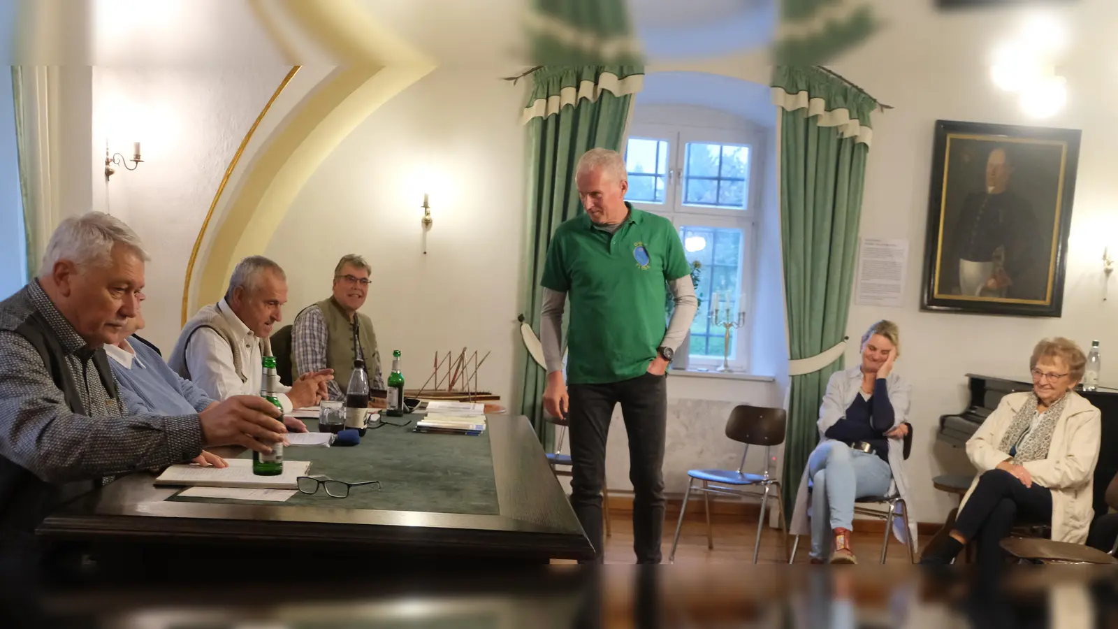 Einen gesellschaftlich unterhaltsamen Heimatabend erlebten die Zuhörer am Samstag im Alten Pflegschloss mit dem Waldverein, der Mitglieder des Arbeitskreises „Mundart“ aus Weiden eingeladen hatte. Fröhlich und unterhaltsam ging es zu. Von links: Helmut Erndt, Christa Haubner, Wolfgang Leo Bäumler, Patrick Bodensteiner und Markus Staschewski. (Bild: Fred Lehner)