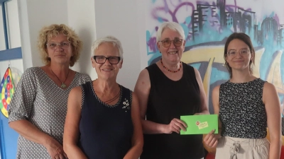 In der Jugendtreff-Einrichtung der Stadt Vilseck in der Kirchgasse war die Freude über die 500-Euro-Spende des Schnäppchenladens groß. (Von rechts:) Sozialpädagogin Angelina Draht und die Ladenmitarbeiterinnen Veronika Pröls, Elfriede Kredler und Gudrun Quarder. (Bild: Rosi Hasenstab)