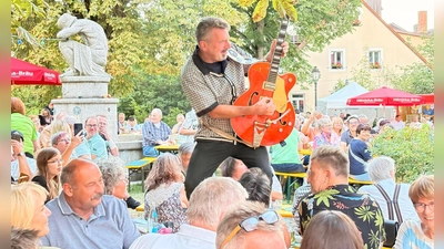 Für beste Stimmung und die passende musikalische Unterhaltung sorgten „Gery Gerspitzer und the Johnboys”, welche das Publikum im Nu mitrissen. (Bild: Jens Ernstberger)