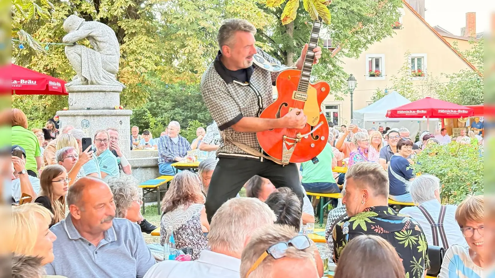 Für beste Stimmung und die passende musikalische Unterhaltung sorgten „Gery Gerspitzer und the Johnboys”, welche das Publikum im Nu mitrissen. (Bild: Jens Ernstberger)