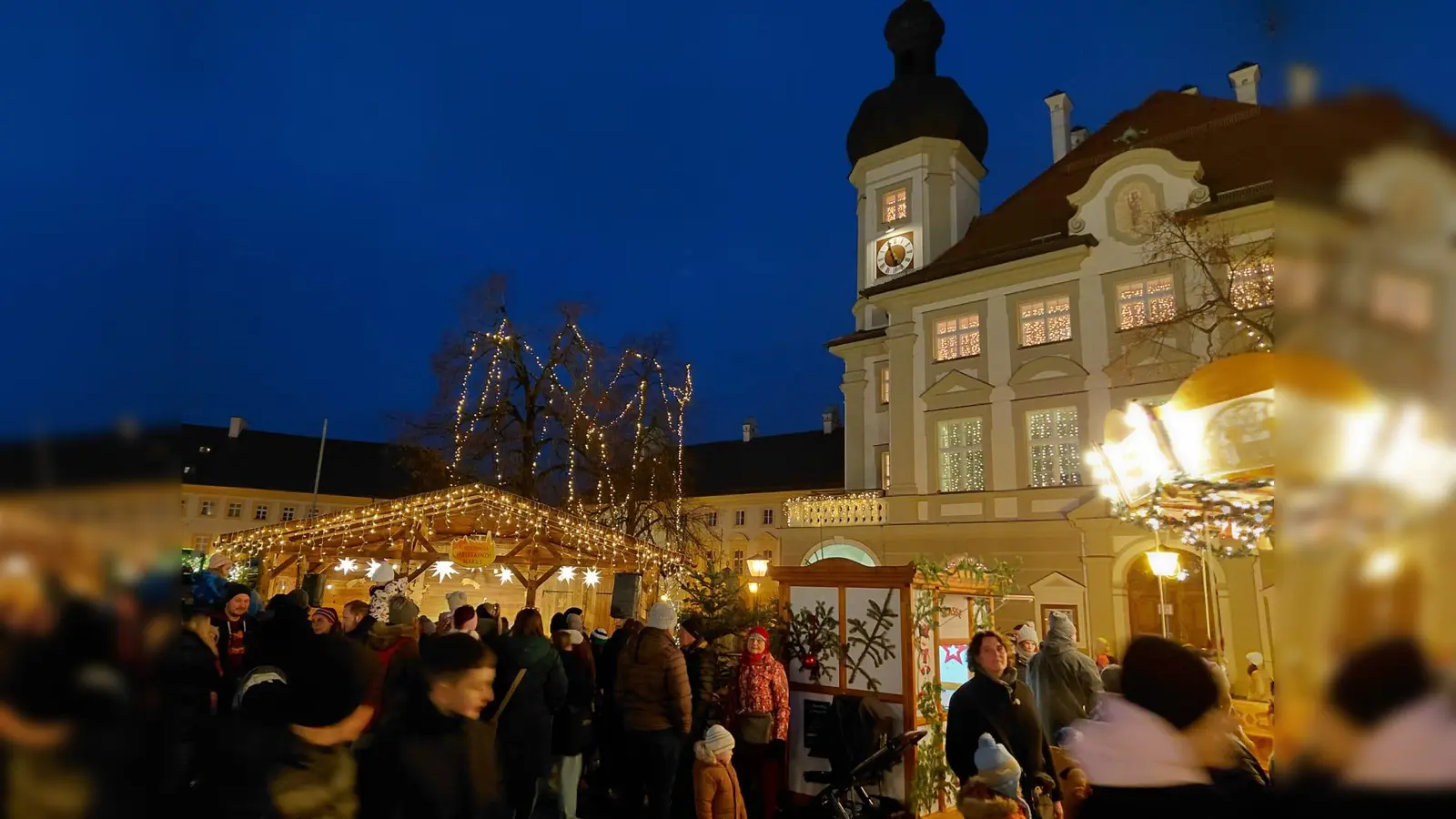 Das vorweihnachtliche Markttreiben rund um den Kapellplatz hüllt die Stadt in ein ganz besonderes Licht. (Bild: Elisabeth Bauer)