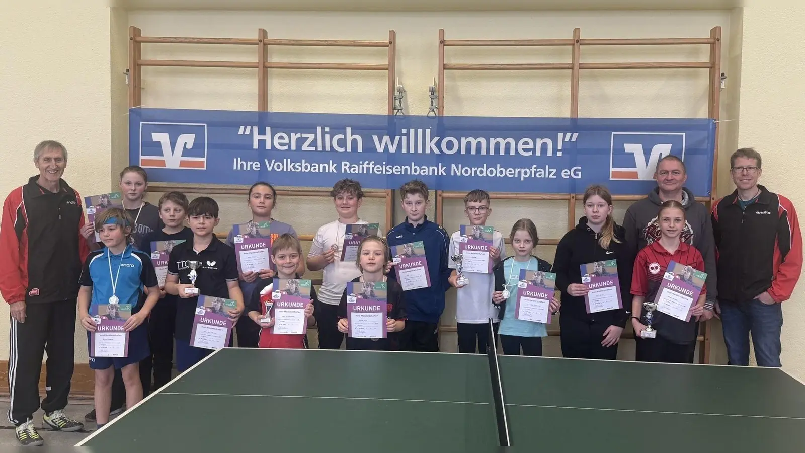 Tischtennis-Spartenleiter Markus Schäffler (ganz li.), Jugendleiter Sebastian Meißner (ganz re.), 1. Jungen 11/12 Noah Bauer (5 v. re.), 1. Mädchen 11/12 Emma Schröck (2 v. re. vorne), 1. Jungen 7/8 Theo Schildknecht (4 v. li. vorne) (Bild: Markus Schäffler)