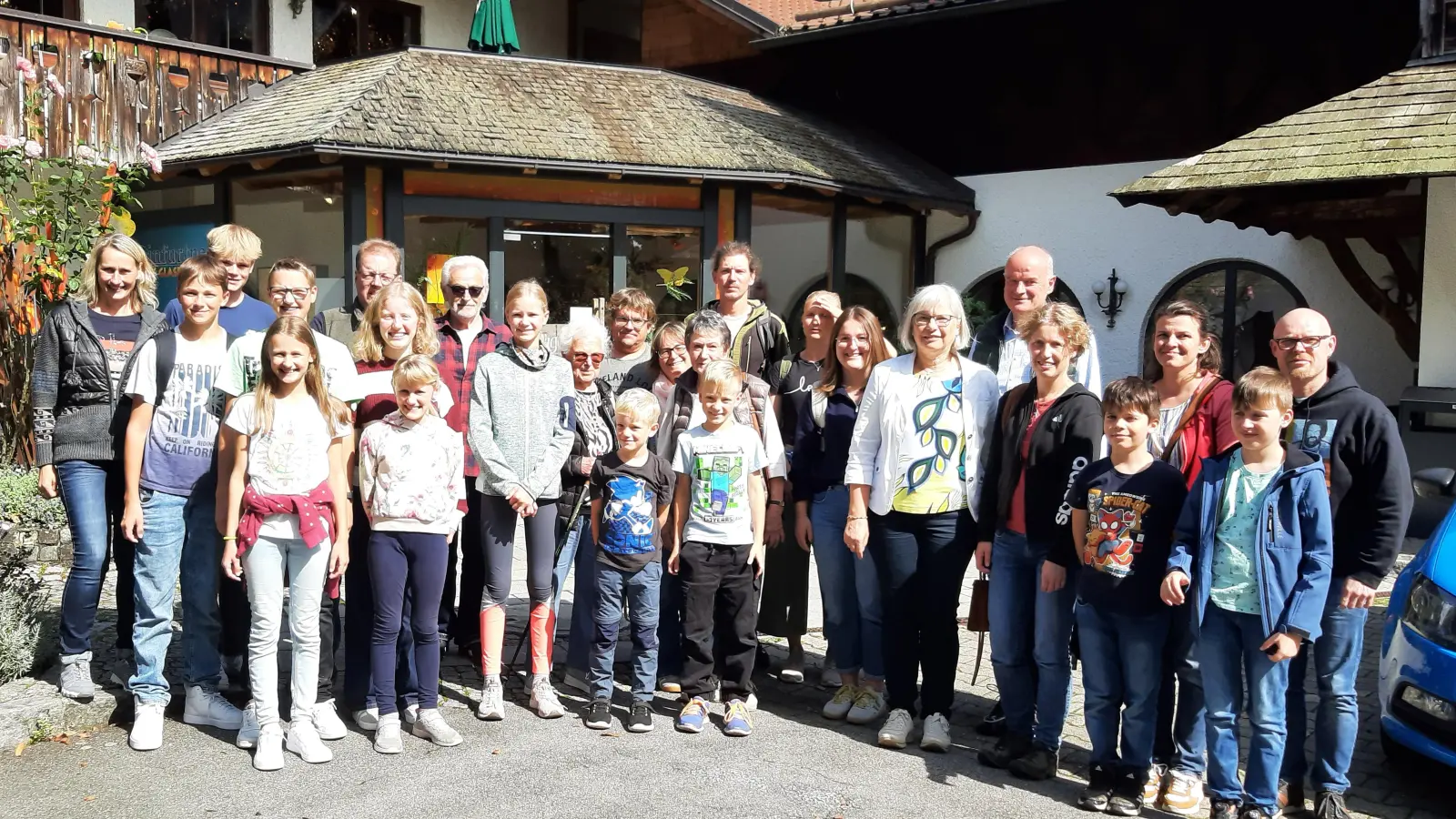 Mitglieder des BLLV mit ihren Familien genießen den Ausflug, den Vorsitzende Ortrud Sperl organisiert hat. (Bild: Anita Niebauer)