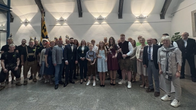 Bürgermeister Sebastian Giering freute sich über die zahlreichen „Faschingsnarren” mit ihrem Vorsitzenden Jürgen Trescher.  (Bild: Bernhard Knauer)