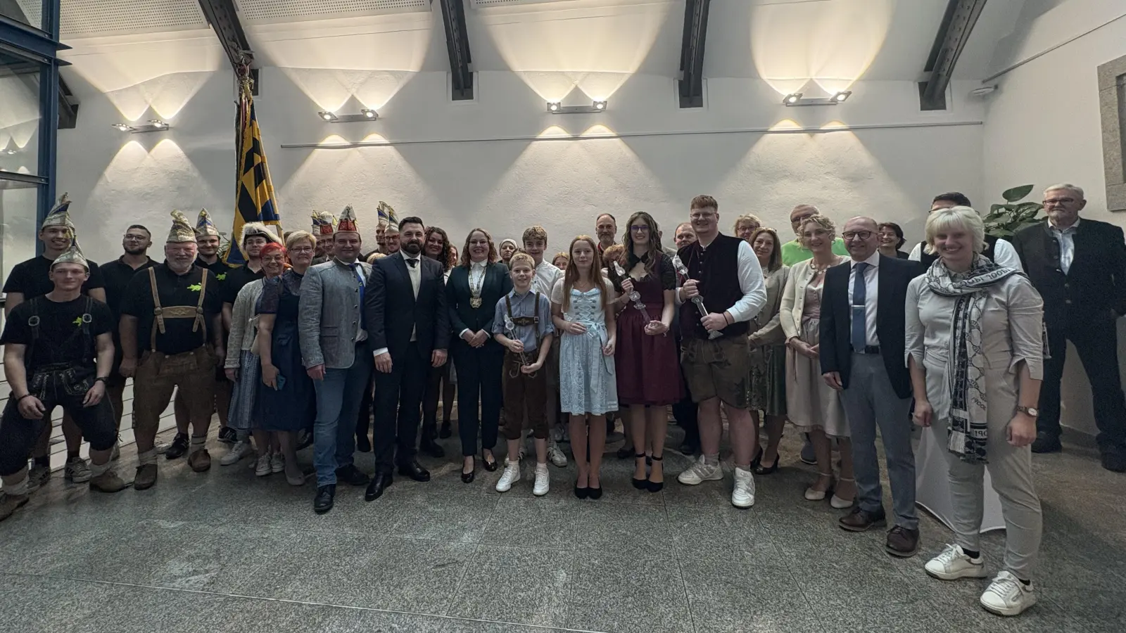 Bürgermeister Sebastian Giering freute sich über die zahlreichen „Faschingsnarren” mit ihrem Vorsitzenden Jürgen Trescher.  (Bild: Bernhard Knauer)