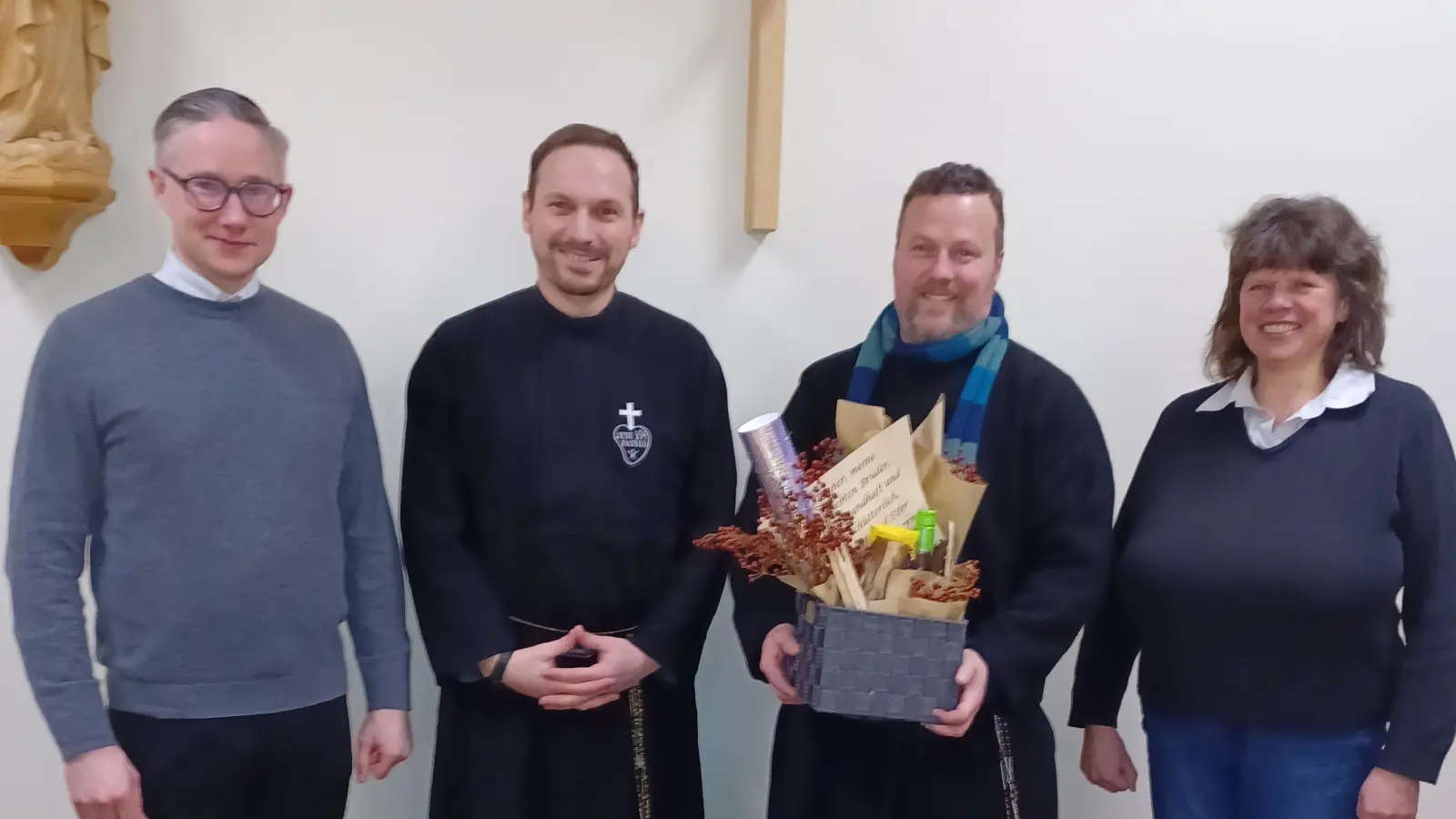 Spendenübergabe - Pfarrer Adam Karolczak, Pater Domimikus, Bruder Antonius Maria und Lucia Feneis (Bild: Annemarie Woppmann)