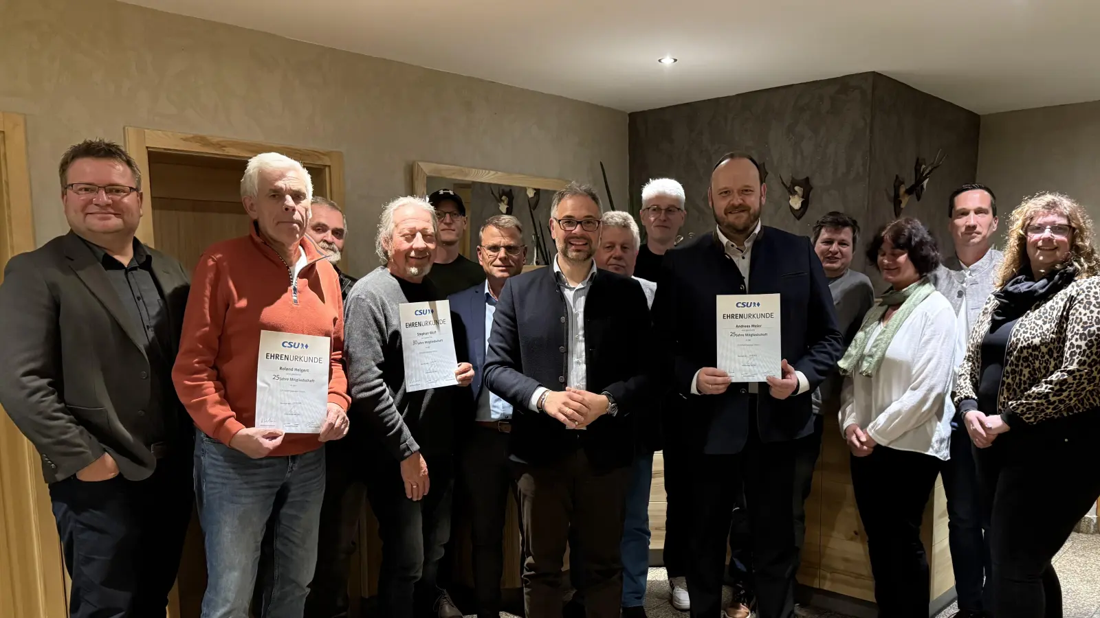 neue Vorstandschaft mit Jubilare  (Bild: Bernhard Lang )