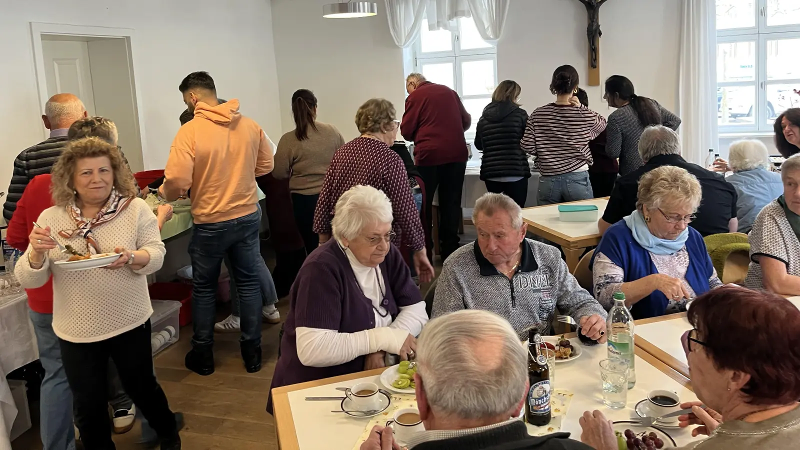 Besucher lassen sich Essen schmecken. (Bild: Angelika Gradl)