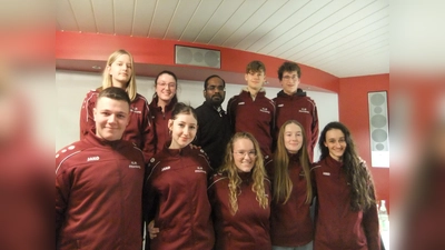 Die Pittersberger Landjugendgemeinschaft schenkte ihnen für die nächsten zwei Jahre ihr Vertrauen: Philipp Rester (vorne von links), Andrea Reinhardt, Julia Röbl, Vikoria Westiner und Sophia Friedl. Hinten von links: Alina Westiner, Lucia Götz, Pfarrer Sagai, Florian Reinhardt und Matthias Bartmann. (Bild: gm)