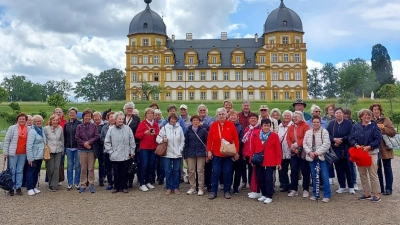 Seniorengruppe vor dem Schloss Seehof (Bild: Gabriele Fröhlich)