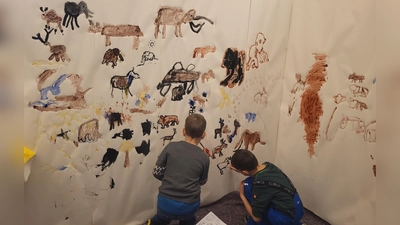 Kinder gestalten steinzeitliche Höhlenmalerei im Museum Pfreimd. (Bild: Reul Carola)