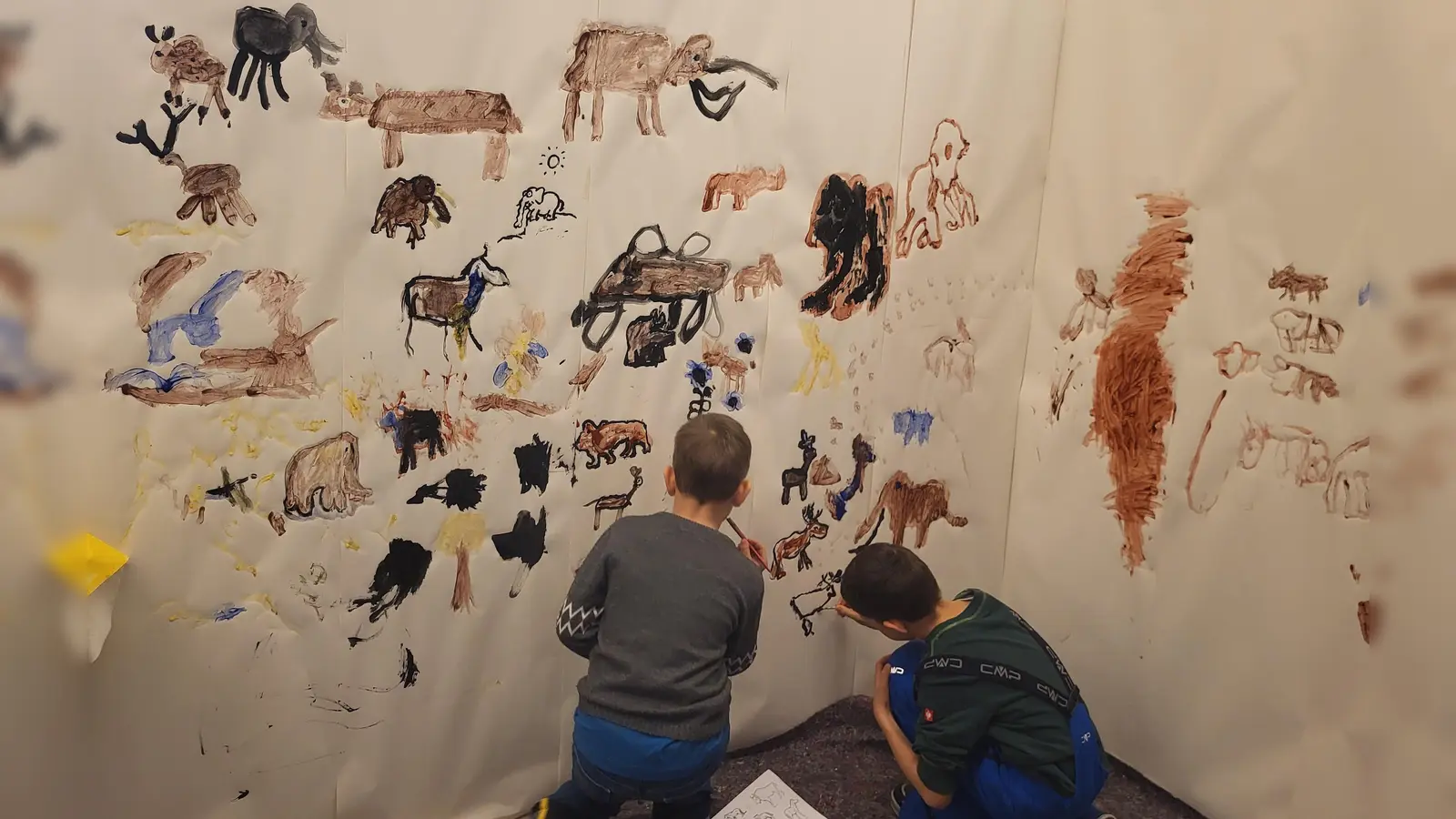 Kinder gestalten steinzeitliche Höhlenmalerei im Museum Pfreimd. (Bild: Reul Carola)