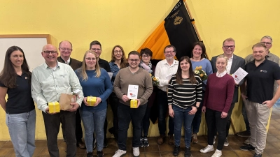 v.l.: Claudia Demleitner; Wolfgang Gerl; Präses Pfarrer Wolfgang Bauer; Michaela Kahl; Josef Schönberger; Kathrin Schönberger; Andreas Meier; Sabine Leitl; Hans Hammer; Verena Stauber; Christiane Purschke; 2. Bürgermeisterin Elisabeth Gruber; Martin Meier; Gerald Demleitner. (Bild: Martin Meier)