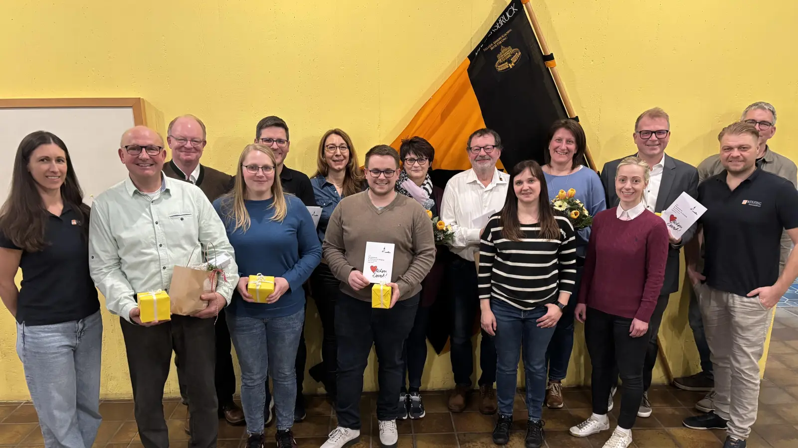 v.l.: Claudia Demleitner; Wolfgang Gerl; Präses Pfarrer Wolfgang Bauer; Michaela Kahl; Josef Schönberger; Kathrin Schönberger; Andreas Meier; Sabine Leitl; Hans Hammer; Verena Stauber; Christiane Purschke; 2. Bürgermeisterin Elisabeth Gruber; Martin Meier; Gerald Demleitner. (Bild: Martin Meier)