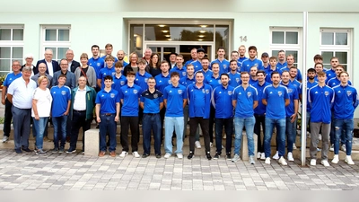 Die beiden Herrenmannschaften zusammen mit Gemeinderäte und Bürgermeister (Bild: SV Etzenricht)