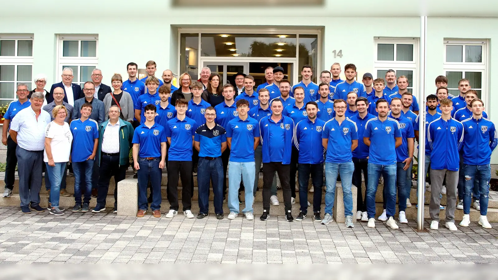 Die beiden Herrenmannschaften zusammen mit Gemeinderäte und Bürgermeister (Bild: SV Etzenricht)