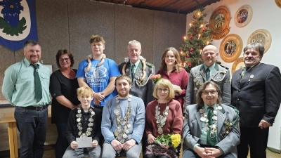 Ehrung der Schützenkönige mit ihren Stellvertretern, jeweils dahinter. Vorne von links nach rechts: Jugendkönig Timo Greller, Schützenkönig David Piehler, Schützenliesl Angelika Zeug, Luftpistolenkönig Andreas Ringholz (Bild: Johannes Zeug)