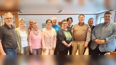 Die neugewählte Vorstandschaft mit dem neuen 1.Vorsitzenden Stefan Herzog (links), der neuen stellvertretenden Kreisvorsitzdenden Heidi Donhauser (7. von links), Bürgermeister Dieter Dehling (rechts) und dem Seniorenbeauftragten der Gemeinde Werner Englhard. (Bild: Norbert Weis)