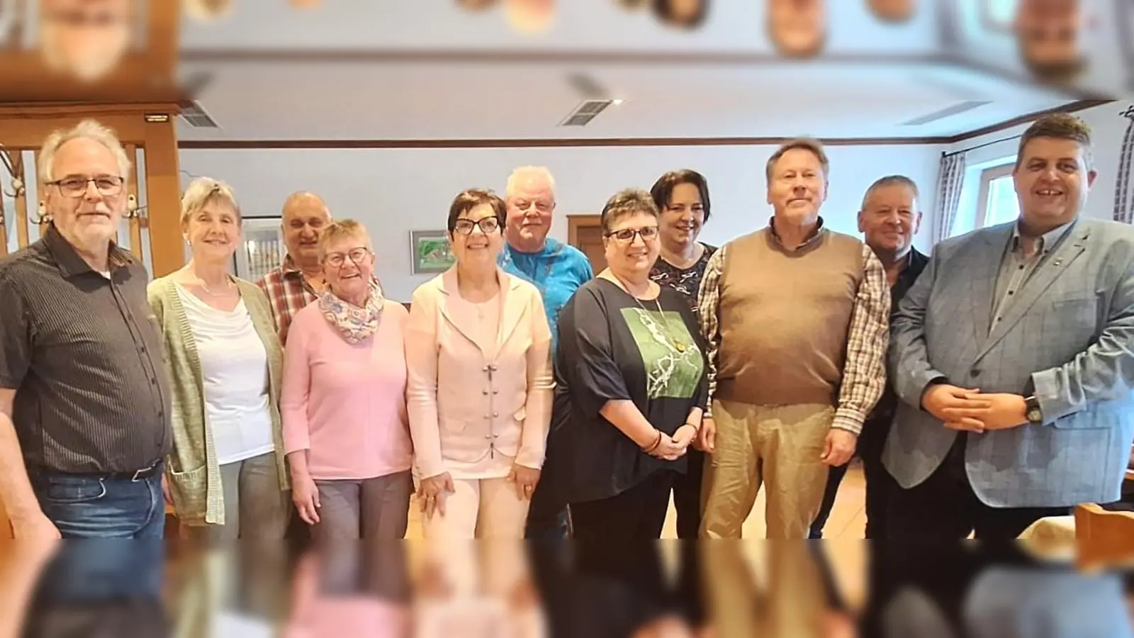 Die neugewählte Vorstandschaft mit dem neuen 1.Vorsitzenden Stefan Herzog (links), der neuen stellvertretenden Kreisvorsitzdenden Heidi Donhauser (7. von links), Bürgermeister Dieter Dehling (rechts) und dem Seniorenbeauftragten der Gemeinde Werner Englhard. (Bild: Norbert Weis)
