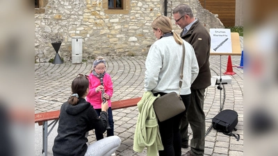 Den ganzen Nachmittag waren die Spielstationen umlagert und die Kinder konnten beim Ausprobieren der Musikinstrumente ihre musikalischen Fähigkeiten testen. (Bild: Hans-Martin Schertl)