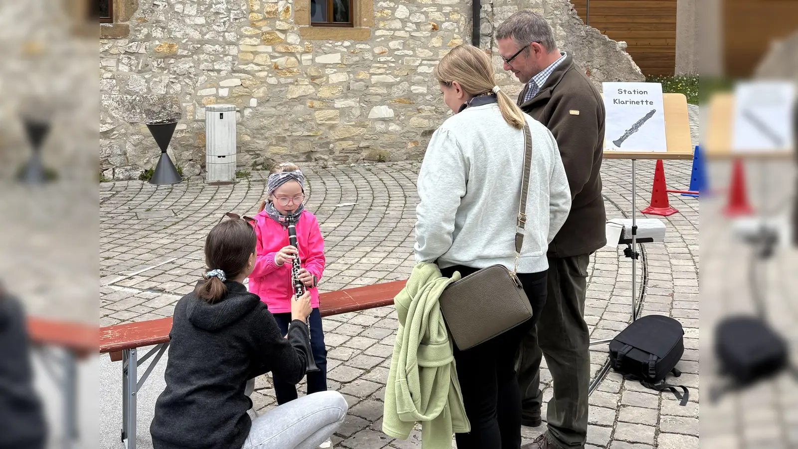 Den ganzen Nachmittag waren die Spielstationen umlagert und die Kinder konnten beim Ausprobieren der Musikinstrumente ihre musikalischen Fähigkeiten testen. (Bild: Hans-Martin Schertl)