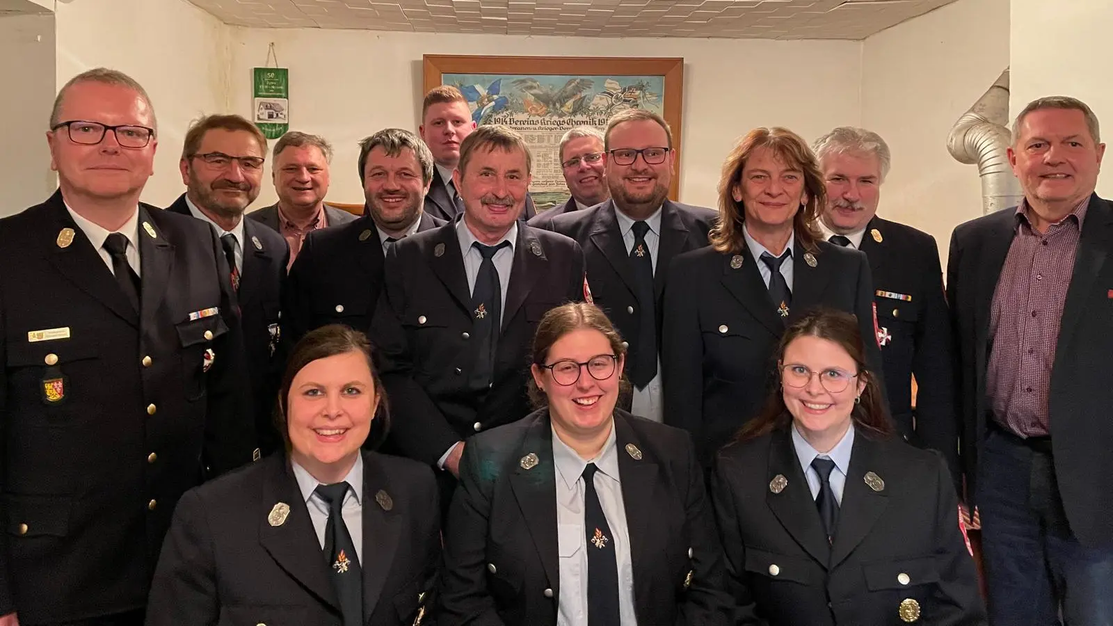 Ehrung folgender Mitglieder für ihre Zugehörigkeit bei de Wehr: Tobias Striegel für 15 Jahre, Nittmann Heiko und Mirko sowie Peter Höllerer für 20 Jahre, Christoph Roßbacher für 25 Jahre, Christian Diertl für 30 Jahre, Thomas Kohl und Günter Strauß für 35 Jahre. Für langjährige Zugehörigkeit erhielten eine Urkunde und einen Geldbetrag Gerhard Kraus und Ludwig Schmidt für 45 Jahre, Günther Schober für 50 Jahre und Helmut Brunhuber und Josef Lederer für 60 Jahre. (Bild: Petra Kraus)