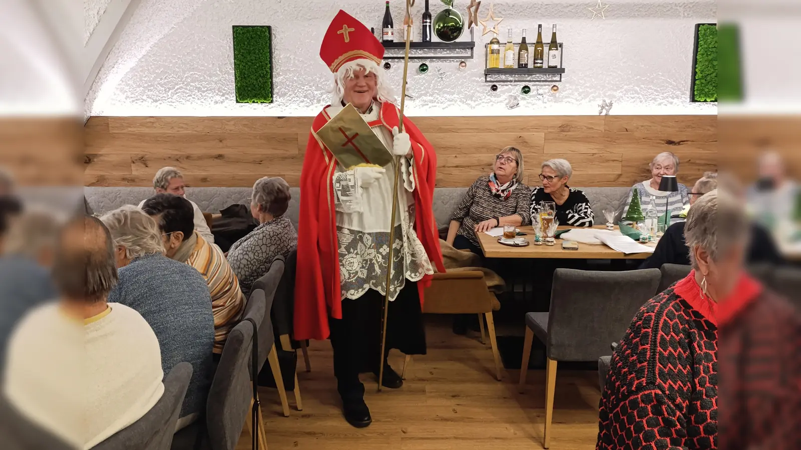 Nikolausbesuch bei der Weihnachtsfeier des VdK OV Waldsassen. (Bild: Erika Dekrell)