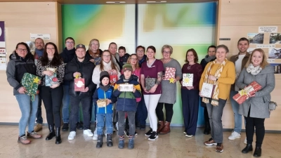 Übergabe der Geschenke an das Team des Alten- und Pflegeheims Oberviechtach (Bild: Philipp Troppmann)