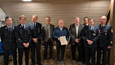 Der bestätigte stv. Kommandant Marco Holzwarth und 1. Kommandant Markus Guttenberger mit dem 40 Jahre aktiven Ehrenvorstand Thomas Brandt sowie BGM Achatzi, dem neuen Ehrenmitglied Winfried Franz, Landrat Reisinger, KBM Sperber, Vorsitzender Gerd Pürner und KBR Strobl (Bild: Gerd Pürner)