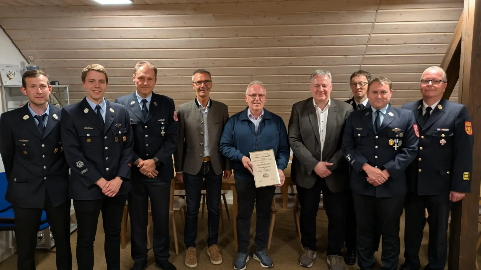 Der bestätigte stv. Kommandant Marco Holzwarth und 1. Kommandant Markus Guttenberger mit dem 40 Jahre aktiven Ehrenvorstand Thomas Brandt sowie BGM Achatzi, dem neuen Ehrenmitglied Winfried Franz, Landrat Reisinger, KBM Sperber, Vorsitzender Gerd Pürner und KBR Strobl (Bild: Gerd Pürner)