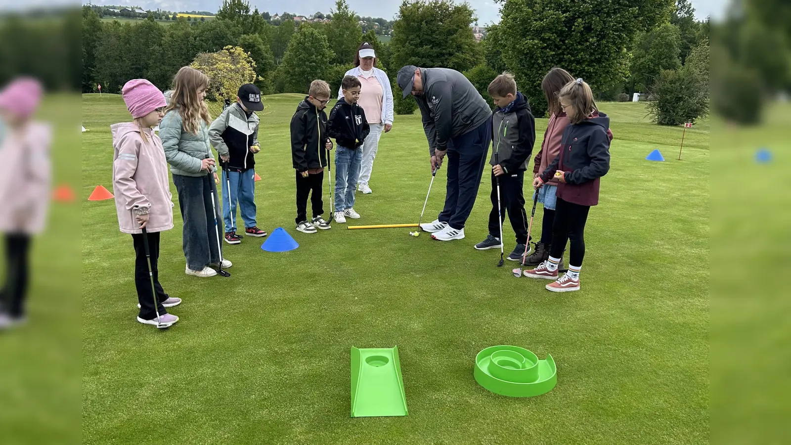 Die Kinder der Grundschule Konnersreuth beim Erlernen der Putt-Bewegung. (Bild: Michaela Ponnath)