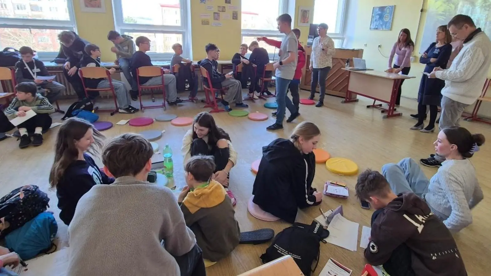 Die Schüler der beiden Schulen beim Kennenlernen. (Bild: Dana Fialova)