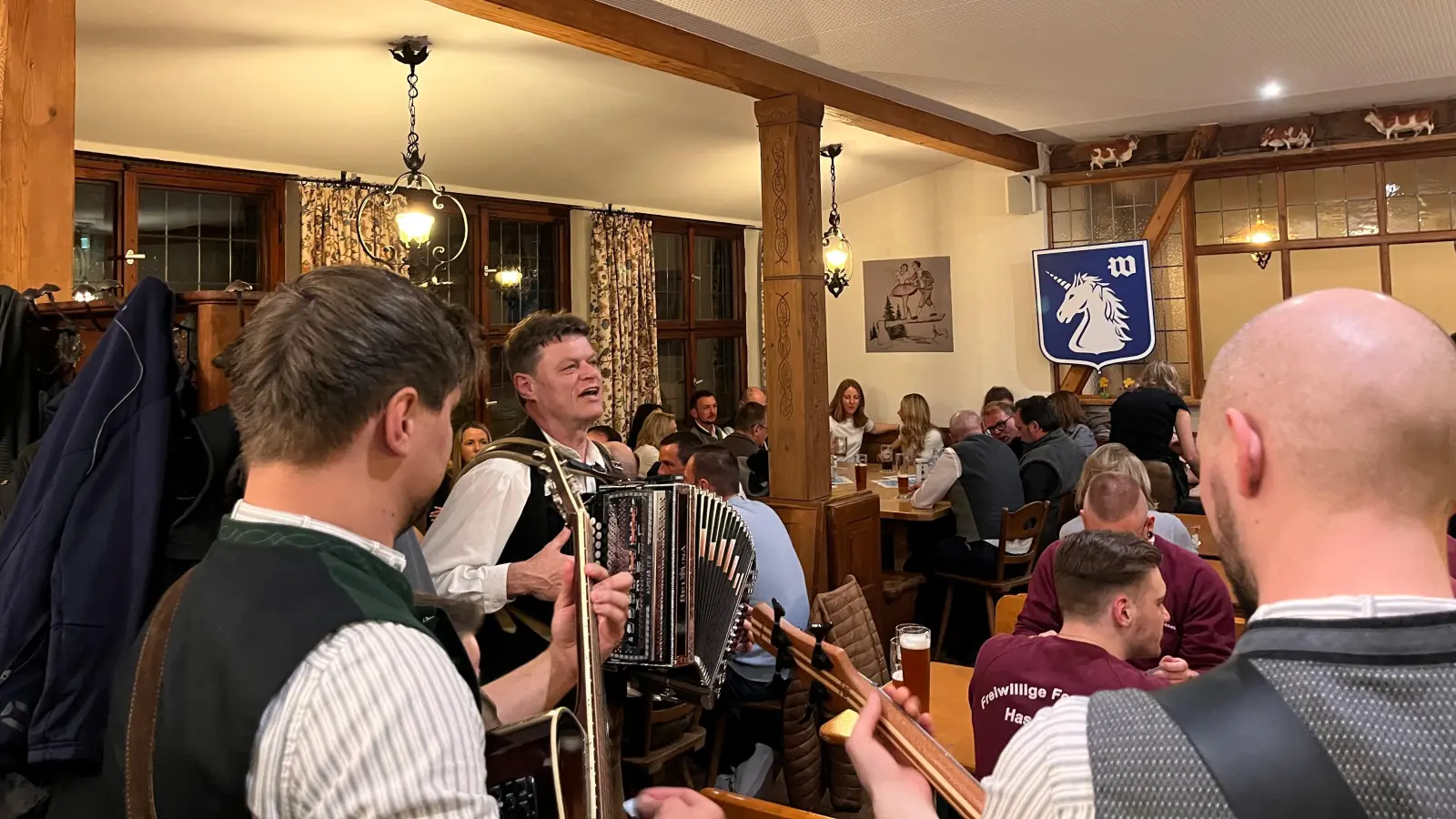 ButzLKö im Element. Am Freitag war die Stimmung aufgrund Bock und guter Musik ausgelassen. (Bild: Josef Vogl)