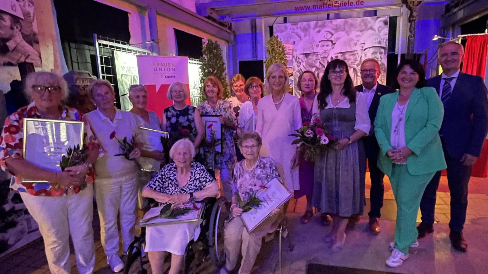 Jubilare und Ehrengäste, von links: Gabriele Appl (35 Jahre), Ingrid Kurz (Ehrenmitglied der FU Hahnbach), Andrea Kraus (35 Jahre), Renate Amrhein (Kreisvorsitzende FU), Anni Senft (35 Jahre), Karin Hoffmann (35 Jahre), Iris Zambelli (20 Jahre), Staatsministerin Ulrike Scharf, Agathe Schriml (35 Jahre), Birgit Barth, Martin Preuß (Bezirksrat), Barbara Gerl (Bezirksvorsitzende FU), Dr. Harald Schwartz, Eleonore Haberberger (35 Jahre), Anneliese Lehner (35 Jahre) (Bild: Klaus Riede)