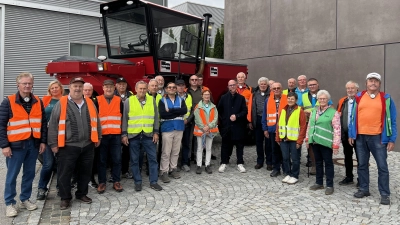 Christian Beyreuther (Mitte mit schwarzem Mantel) führte durch die Weltfirma Horsch in Sitzenhof. (Bild: Marianne Moosburger)