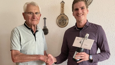 Bürgermeister Martin Fleischmann (rechts) gratulierte Jubilar Ludwig Scharl zum 80. Geburtstag. (Bild: Gemeinde Ursensollen)
