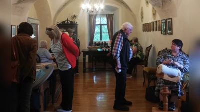 Interessierte Besucher im Gespräch mit den Klöpplerinnen (Bild: Karin Barth)