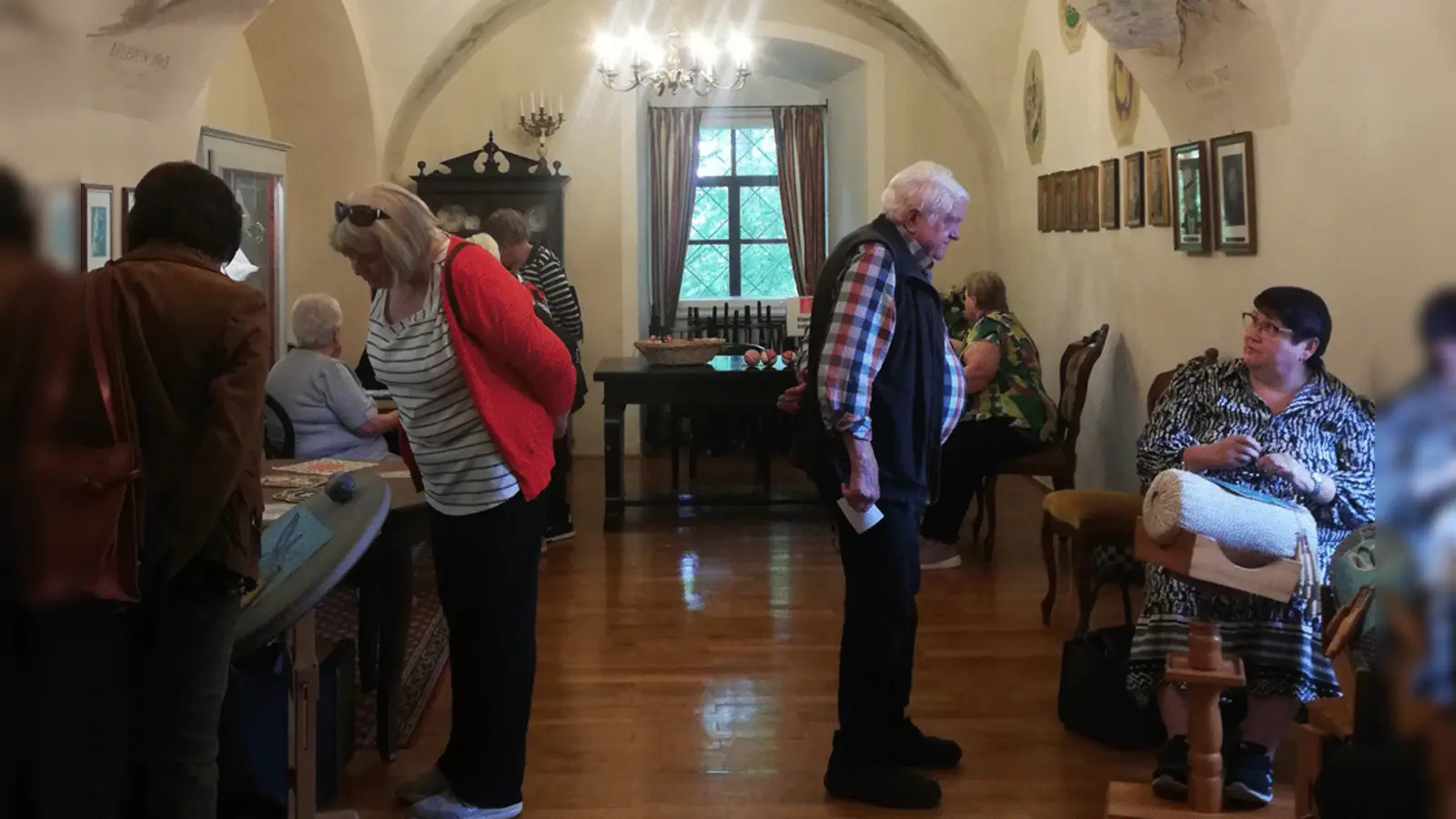 Interessierte Besucher im Gespräch mit den Klöpplerinnen (Bild: Karin Barth)