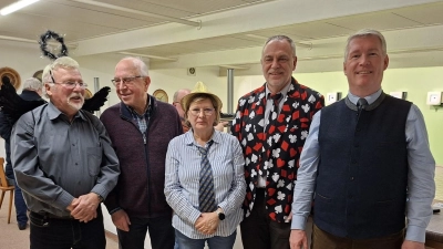 Es war wieder ein geselliger Abend, der auch den Verantwortlichen und Gästen Spaß machte. (Bild v.l.) 2.Vorsitzender Otto Held, 1.Vorsitzender Manfred Baldauf 1.Vorsitzende Hildegard Zimmer-Sperl, Präses Stadtpfarrer Josef Irlbacher und OB-Kandidat Stefan Ott. (Bild: Georg Müllner)