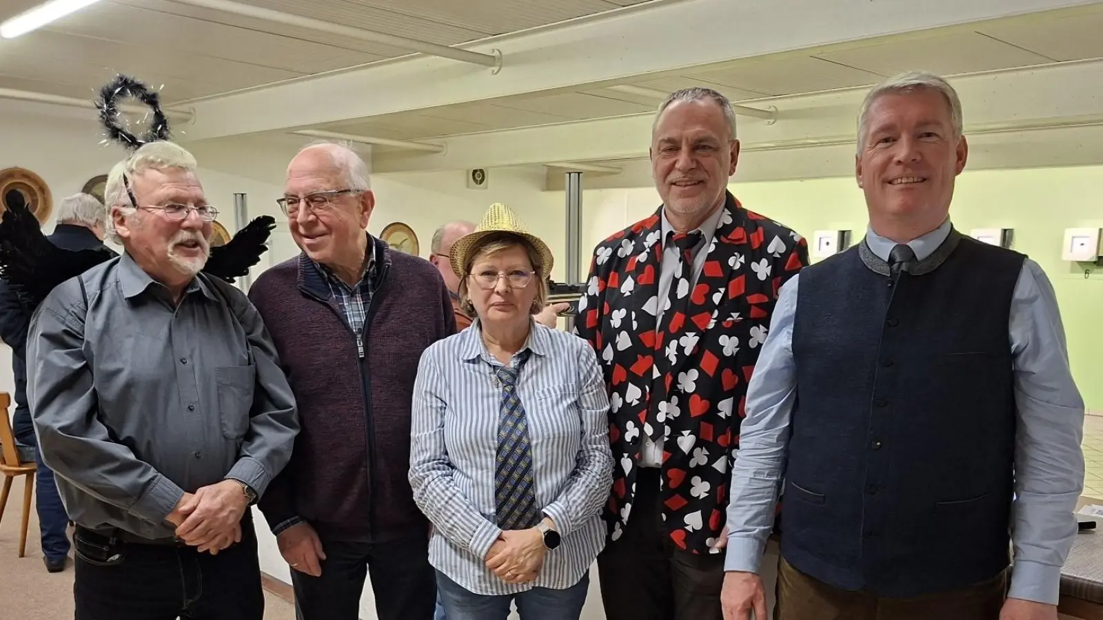 Es war wieder ein geselliger Abend, der auch den Verantwortlichen und Gästen Spaß machte. (Bild v.l.) 2.Vorsitzender Otto Held, 1.Vorsitzender Manfred Baldauf 1.Vorsitzende Hildegard Zimmer-Sperl, Präses Stadtpfarrer Josef Irlbacher und OB-Kandidat Stefan Ott. (Bild: Georg Müllner)