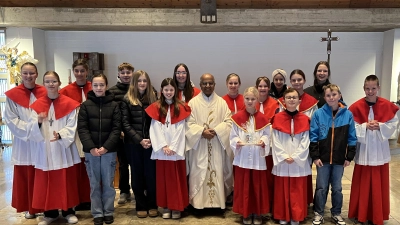 Die gesamte Ministrantenschaar, in der Mitte der Ruhestandspfarrer Dr. Joseph Madathiparampil und 8. von rechts die neue Ministrantin Lena Witetschek. (Bild: Marion Baumer)